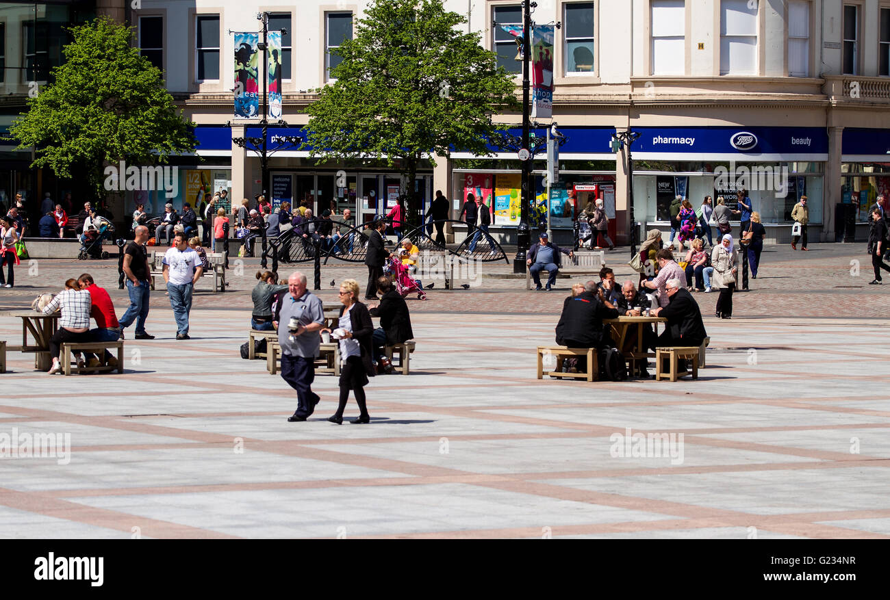 Tayside, Dundee, Ecosse, Royaume-Uni. Le 23 mai 2016. Météo France : beau temps sur Dundee. Détente et de gens assis sur des sièges à la place de la ville profitant du beau temps aujourd'hui à Aberdeen. Credit : Dundee Photographics / Alamy Live News Banque D'Images