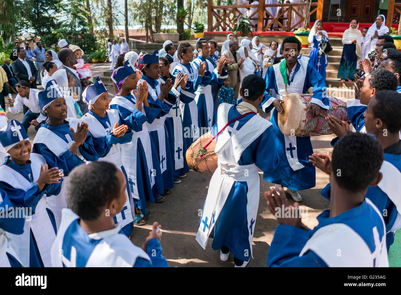 ADDIS ABEBA, Ethiopie - 21 mai : un jeune membre de l'église éthiopienne orthodoxe choeur chanter et chanter accompagné par un tambour lors d'une procession colorée le 21 mai 2016 à Addis Abeba, Ethiopie Banque D'Images