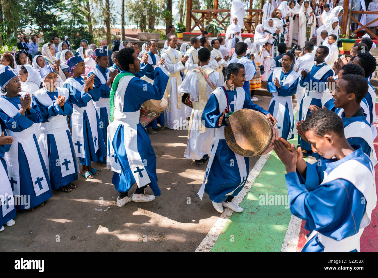 ADDIS ABEBA, Ethiopie - 21 mai : un jeune membre de l'église éthiopienne orthodoxe choeur chanter et chanter accompagné par un tambour lors d'une procession colorée le 21 mai 2016 à Addis Abeba, Ethiopie Banque D'Images