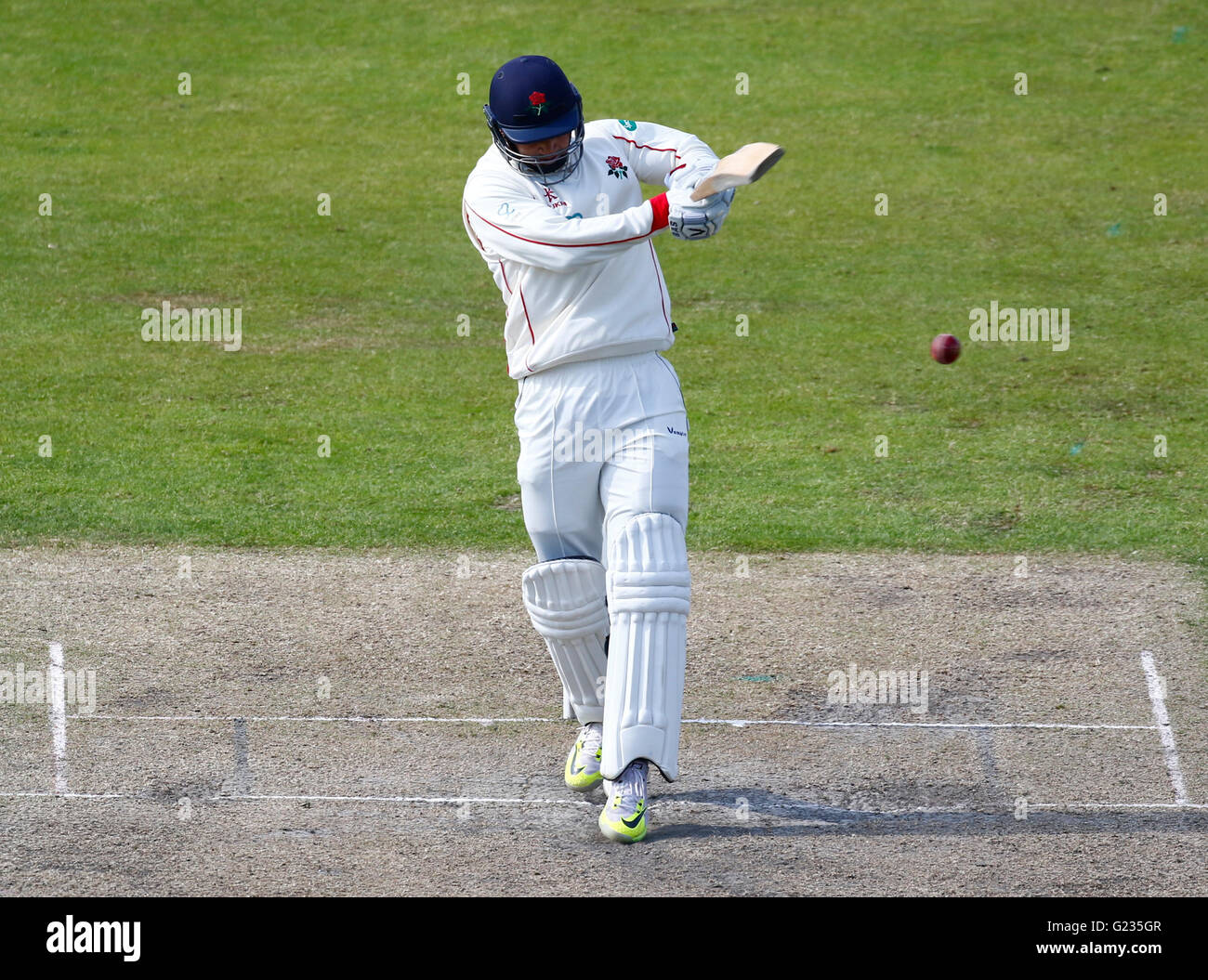 Old Trafford, Manchester, Royaume-Uni. 23 mai, 2016. Comté Supersavers championnat. Lancashire par rapport à Surrey. Batteur de Lancashire Alviro Petersen tire Surrey bowler Stuart Meaker à la frontière pour faire apparaître son siècle. © Plus Sport Action/Alamy Live News Banque D'Images