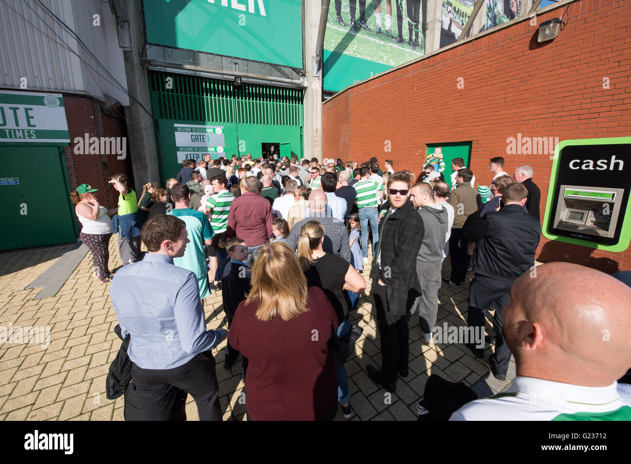 Brendan Rodgers est accueillie par des foules de fans celtique au Celtic Park, Glasgow, Ecosse, Royaume-Uni. 23 mai, 2016. Des milliers de fans se sont réunis au stade celtique d'accueillir le nouveau manager pour le club. Crédit : Tony Clerkson/Alamy Live News Banque D'Images