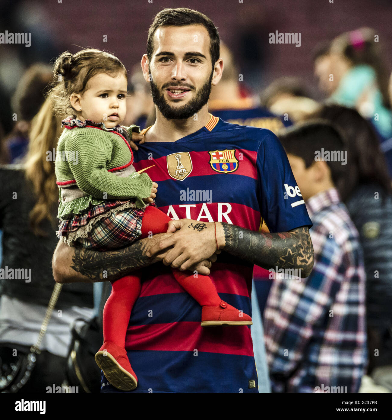 Barcelone, Catalogne, Espagne. 23 mai, 2016. Aile du FC Barcelone-retour ALEIX VIDAL détient sa fille CHLOE au Camp Nou lors de la célébration de la septième coupe de la ligue et dans les clubs double crédit histoire : Matthias Rickenbach/ZUMA/Alamy Fil Live News Banque D'Images