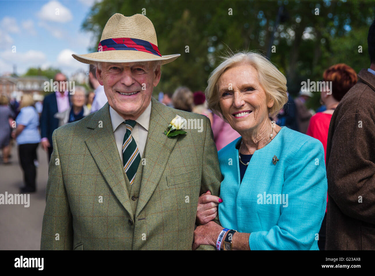 Londres, Royaume-Uni. 23 mai, 2016.Mary Berry et son mari Paul profitant du soleil à Appuyez sur jour de la Chelsea Flower Show 2016 Crédit : David Betteridge/Alamy Live News Banque D'Images