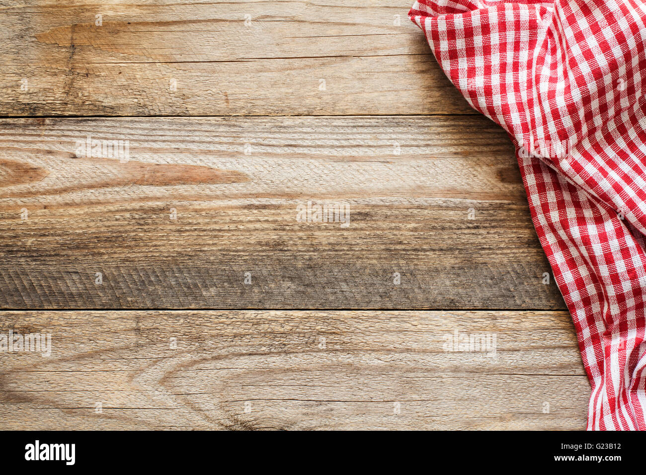 Fond de bois avec le textile. La cuisson des aliments / pizza table en bois avec fond textile rouge et blanc. L'espace de copie pour le texte Banque D'Images