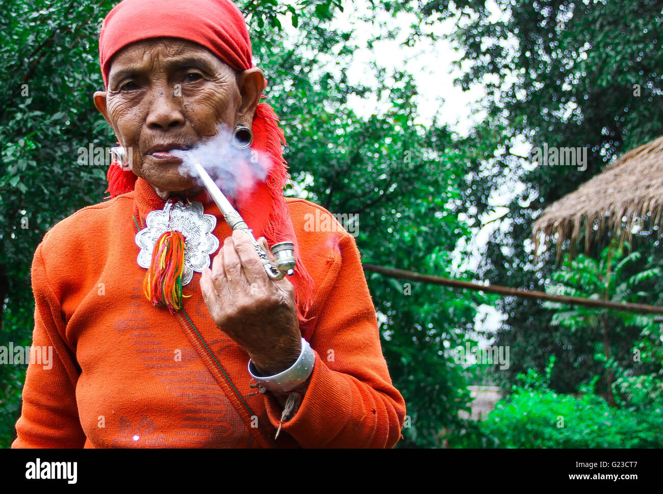 C'est le portrait d'une sorte de peuple minoritaire nommé Wa, dans un très ancien village de la province de Yunnan, en Chine. Banque D'Images
