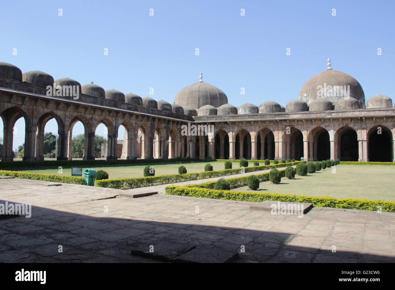 Vue de l'ouest salle de prière et le sud de l'ouvertures en plein cintre à Jami Masid à Mandu, Madhya Pradesh, Inde, Asie Banque D'Images