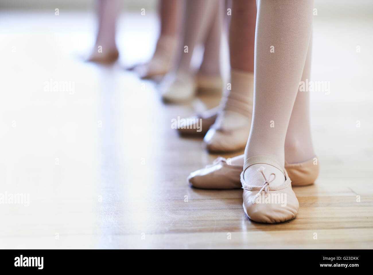 Libre de l'enfant en classe de Danse Ballet Banque D'Images