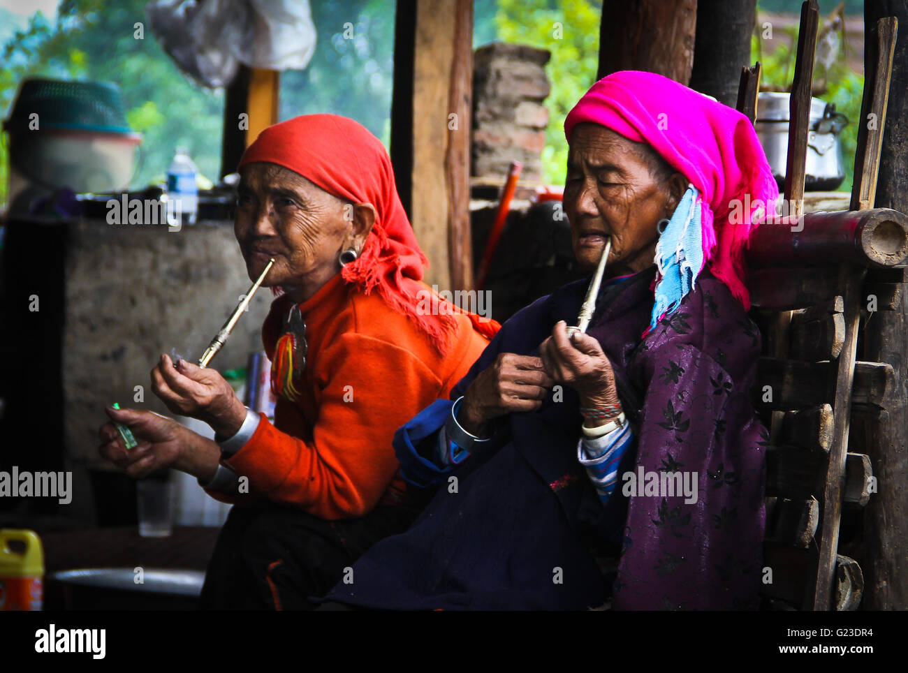 C'est un portrait d'une vieille femme. Elle est l'un de la minorité des personnes nommées Wa dans la province chinoise du Yunnan. Banque D'Images