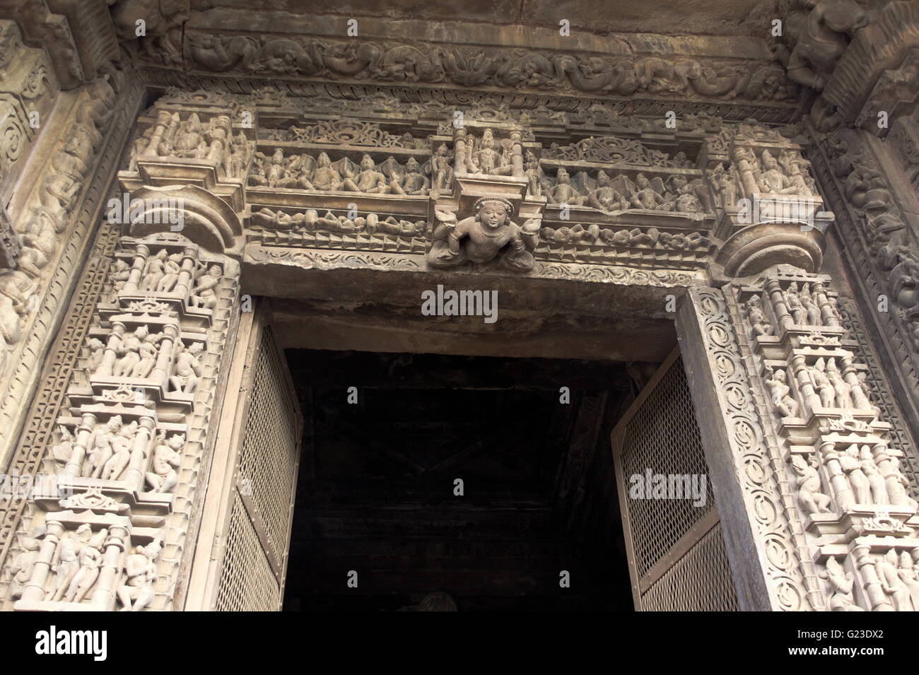 Sculpté exclusivement, artistique, encadrement de porte en pierre à Chaturbhuj Temple de Khajuraho, Madhya Pradesh, Inde, Asie Banque D'Images