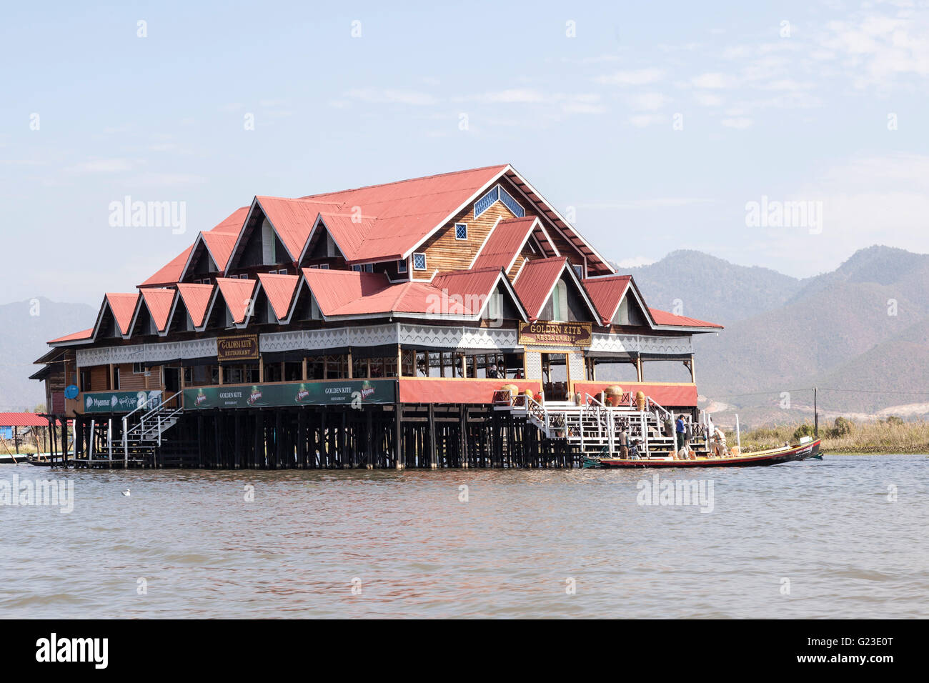 Sur le lac Inle, un charmant restaurant au bord du lac (Myanmar). Un restaurant d'origine lacustre sur le lac Inlé (Birmanie). Banque D'Images