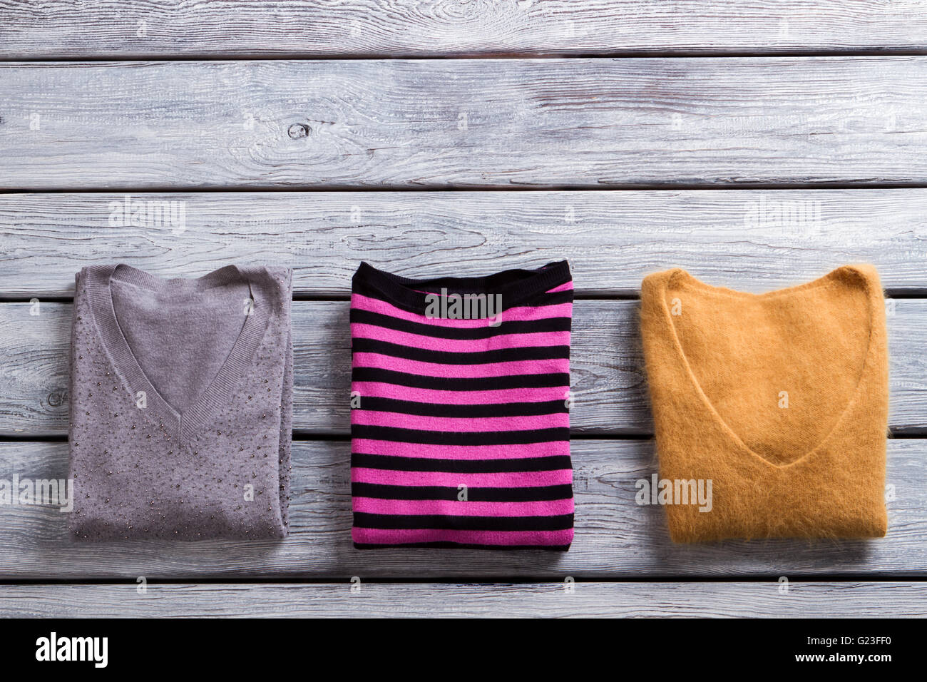 V-cou plié sweat-shirts. Banque D'Images