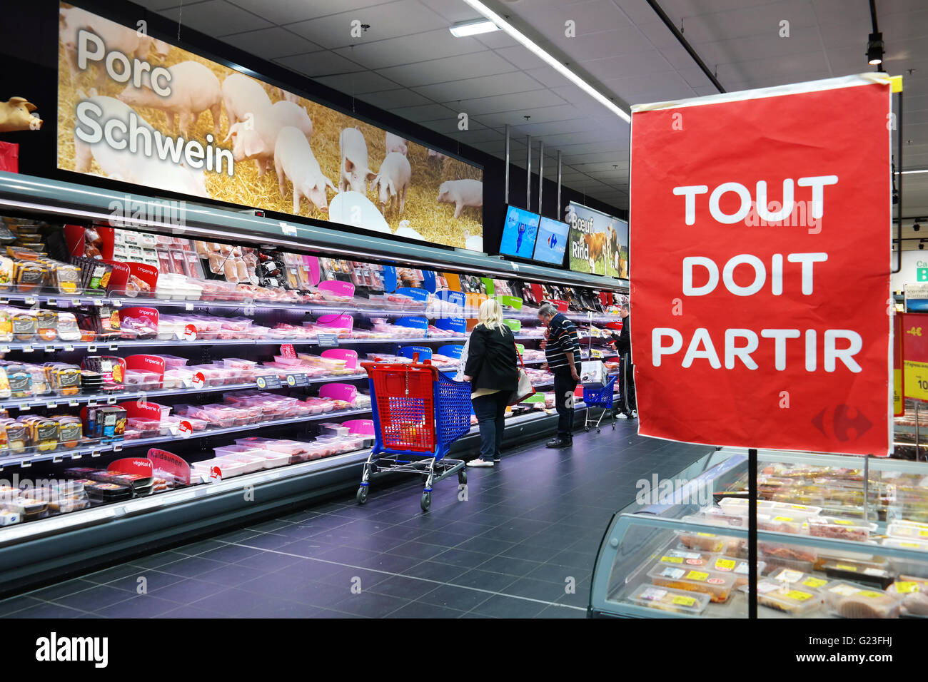 Tout doit partir - tout doit disparaître - signer viandes emballées dans la section réfrigérée d'un hypermarché. Banque D'Images