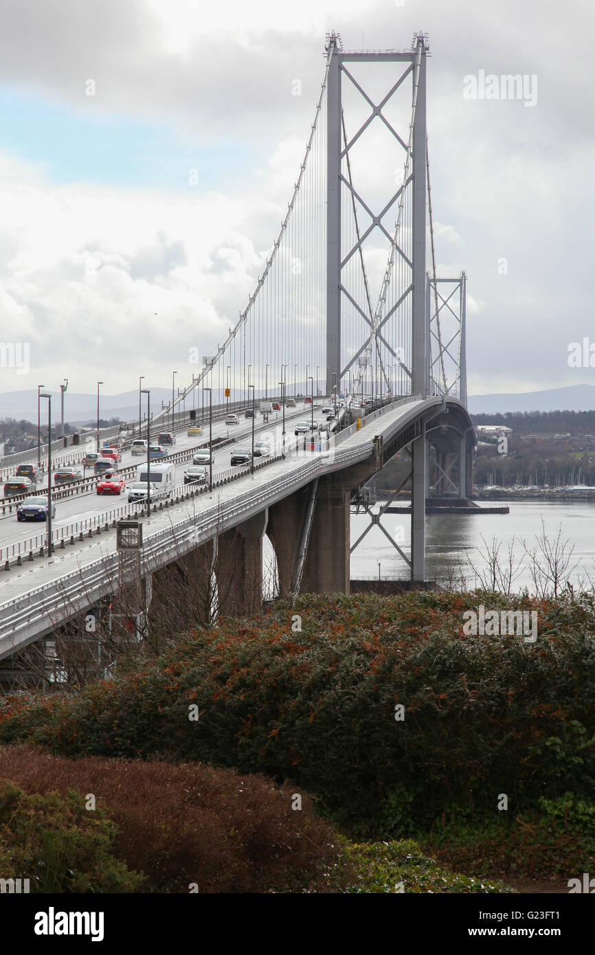 Forth Road Bridge, pont suspendu, centre-est de l'Écosse, ouvert en 1964, traverse le Firth of Forth, Queensferry Crossing, trois ponts, Truck Road Banque D'Images