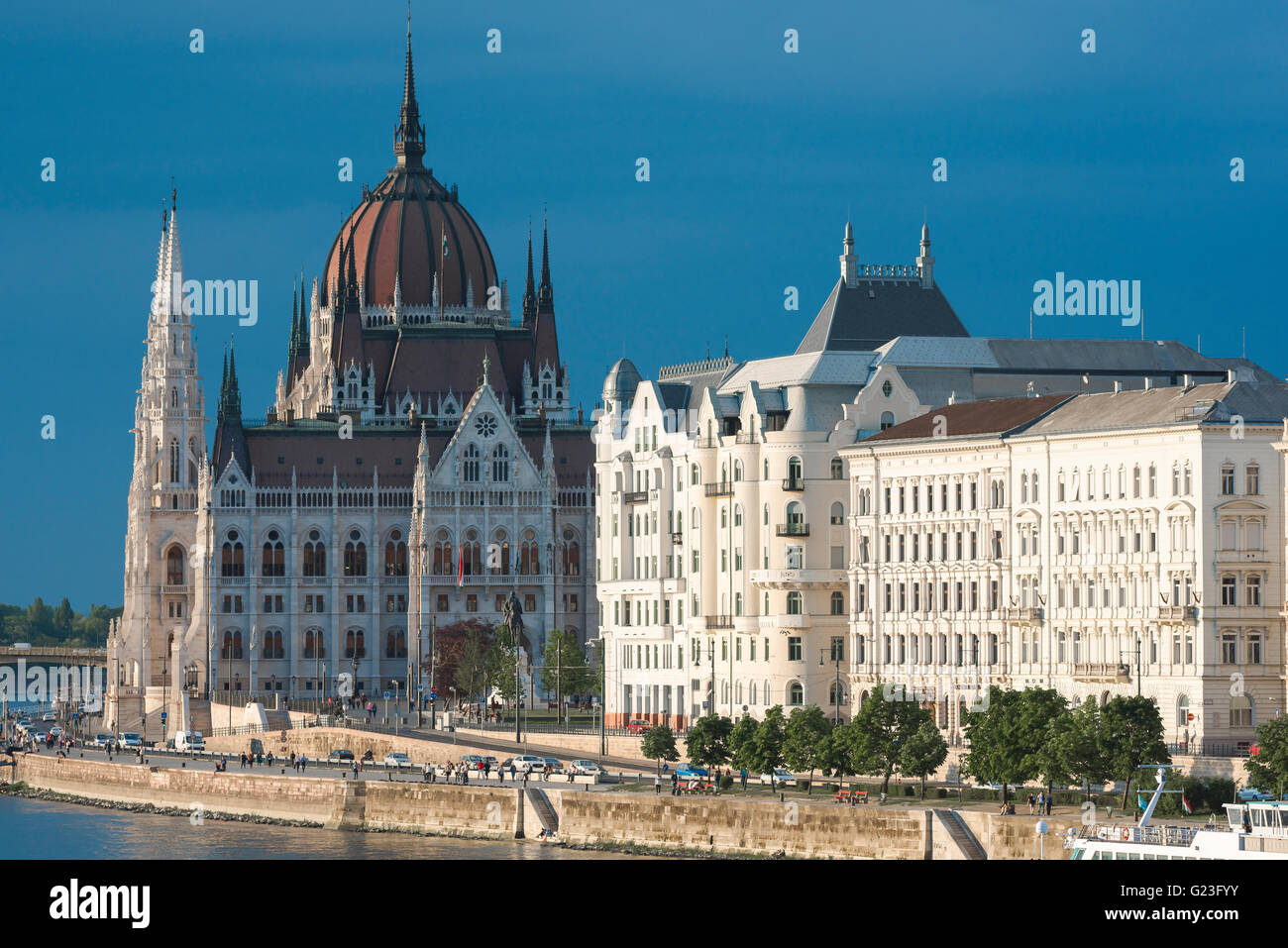 Bâtiment du Parlement de Budapest, vue sur les édifices du Parlement au coucher du soleil dans la zone Lipotvaros de la ville, la Hongrie. Banque D'Images
