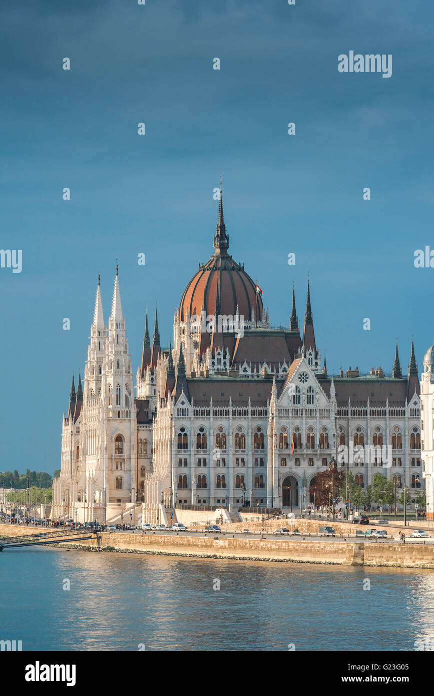 Bâtiment du Parlement Budapest, vue sur le bâtiment du Parlement hongrois le long du quai du Danube à Lipotvaros à Budapest, Hongrie, Banque D'Images