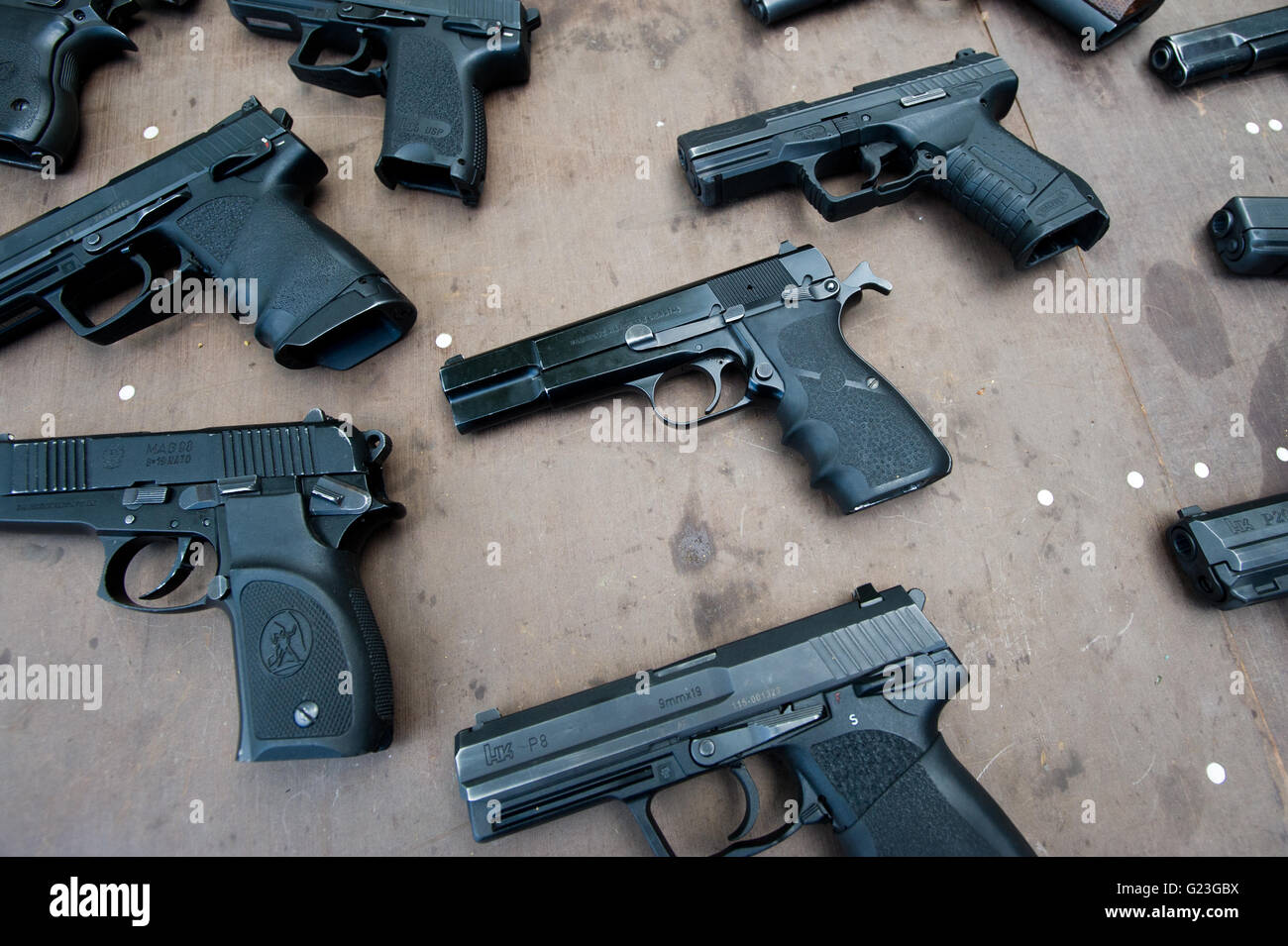 Sieradz, Pologne. 30 avril, 2016. Pistolets noir poser sur table. ©Marcin Rozpedowski / Alamy Live News Banque D'Images