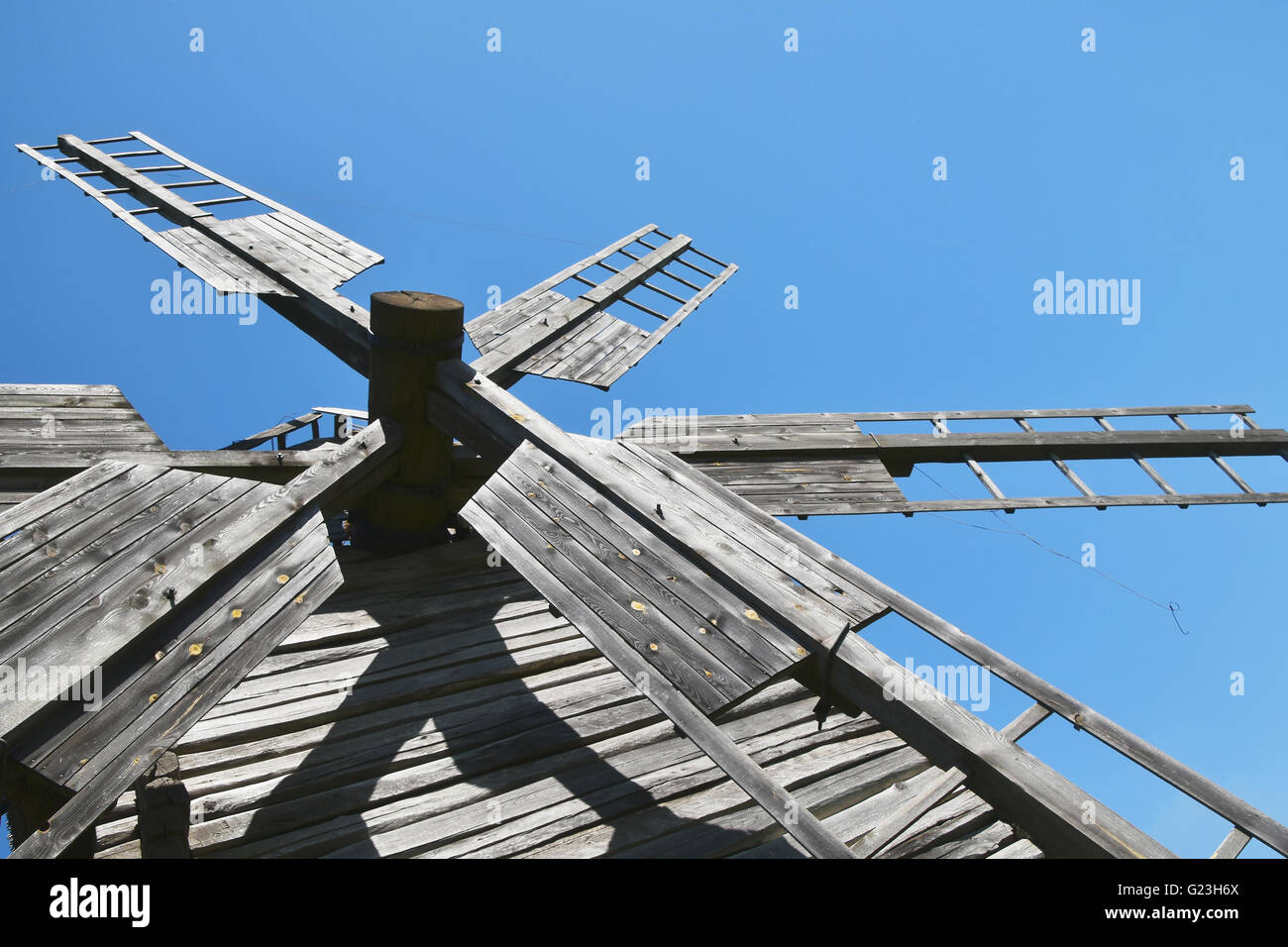 Voiles d'un ancien moulin à vent en bois vintage plus de ciel bleu clair, Close up, low angle view Banque D'Images