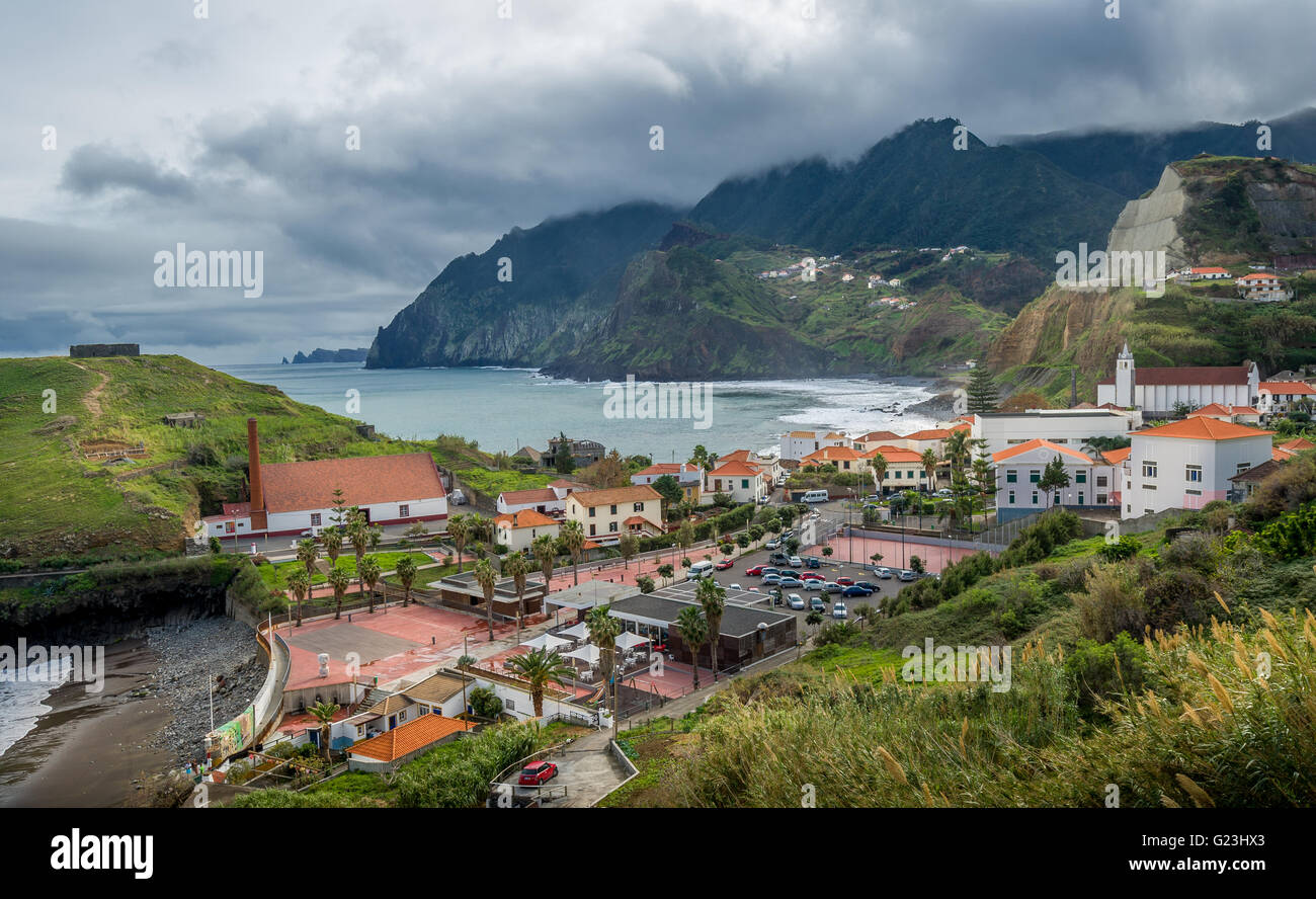 L'île de Madère, Porto da Cruz ville et des pics de montagne dans les nuages paysage. Banque D'Images