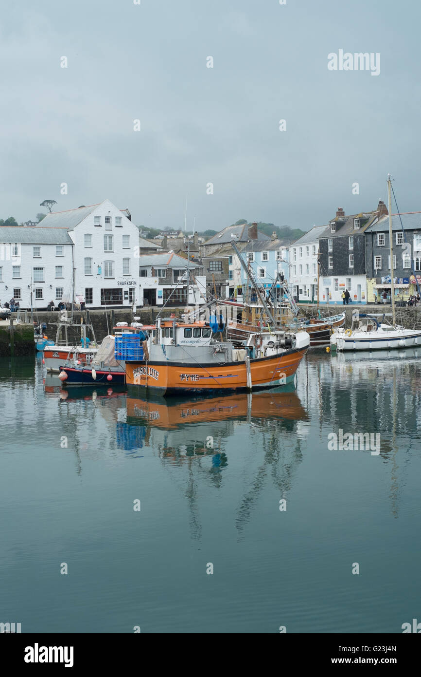 Bateaux de pêche dans le port de Mevagissey Cornwall Grande-bretagne UK Banque D'Images