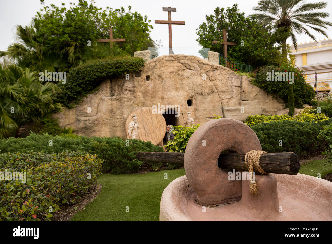 Réplique du jardin du Calvaire tombe à terre sainte chrétienne de l'expérience du parc à thème à Orlando, Floride. Banque D'Images