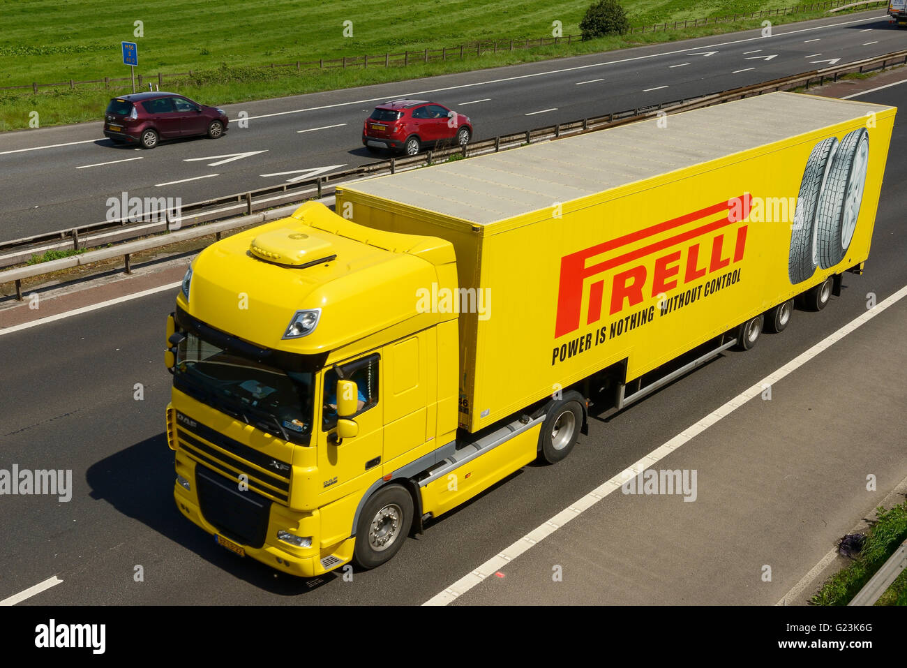 Pneus poids lourds circulant sur l'autoroute M56 dans Cheshire UK Banque D'Images