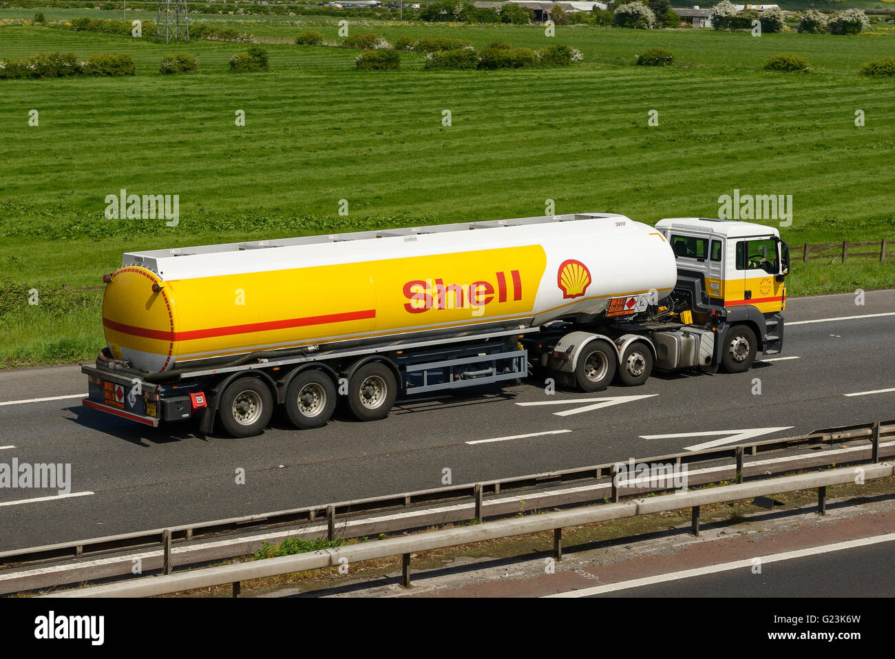 Camion-citerne de carburant Shell VHG voyageant sur l'autoroute M56 dans Cheshire UK Banque D'Images