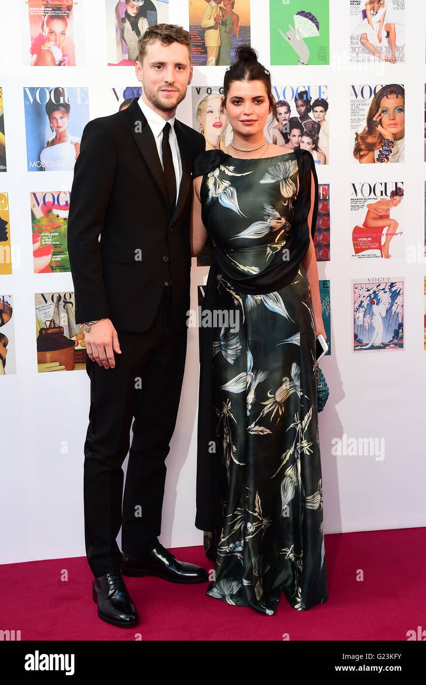 Pixie Geldof et George Barnet participant à la vogue 100 Gala au Moyen-Orient Albert Pelouse, des jardins de Kensington, Londres. ASSOCIATION DE PRESSE Photo. Photo date : lundi 23 mai 2016. Crédit photo doit se lire : Ian West/PA Wire Banque D'Images