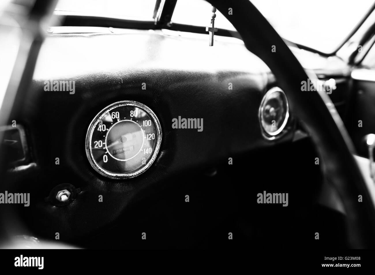 Vintage Car indicateur de vitesse. Gros plan de la planche de bord en voiture classique. Banque D'Images