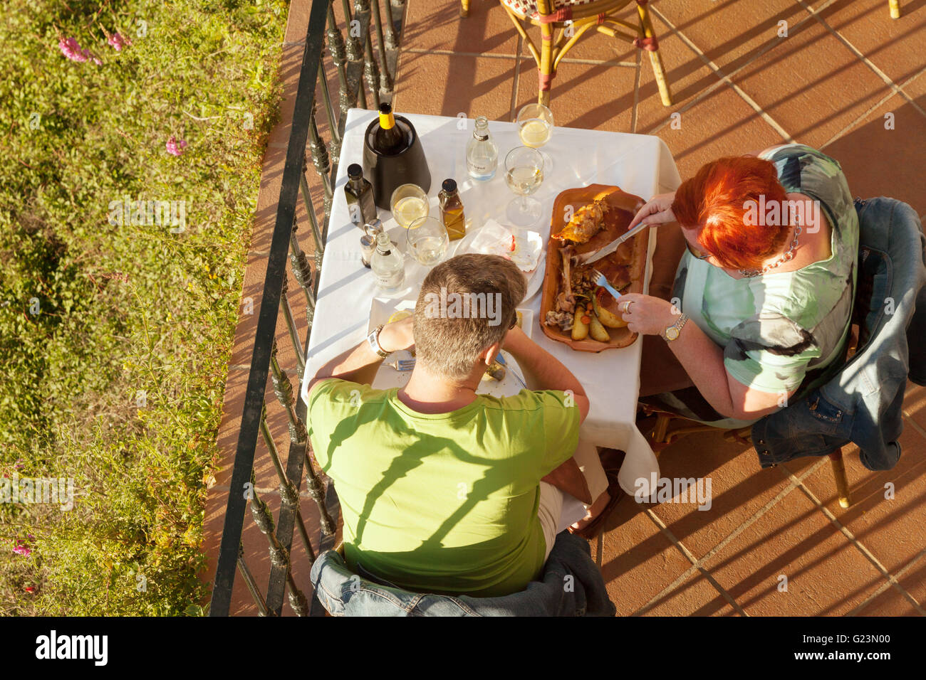 Un couple vu de dessus de manger un repas au restaurant le soir, l'Espagne Banque D'Images