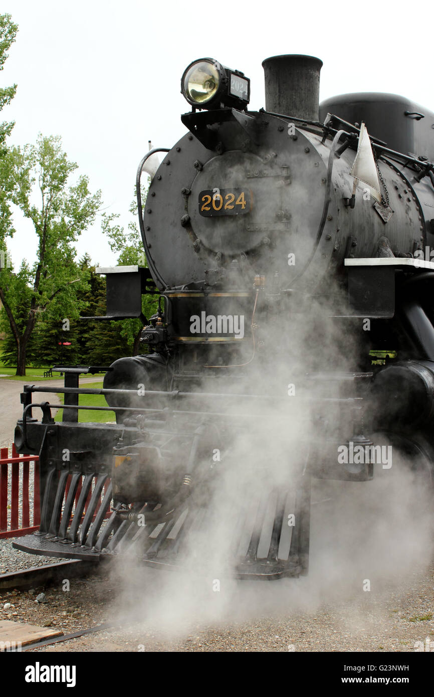 L'augmentation de la vapeur d'une locomotive à vapeur restauré à la Heritage Park, Alberta, Canada Banque D'Images