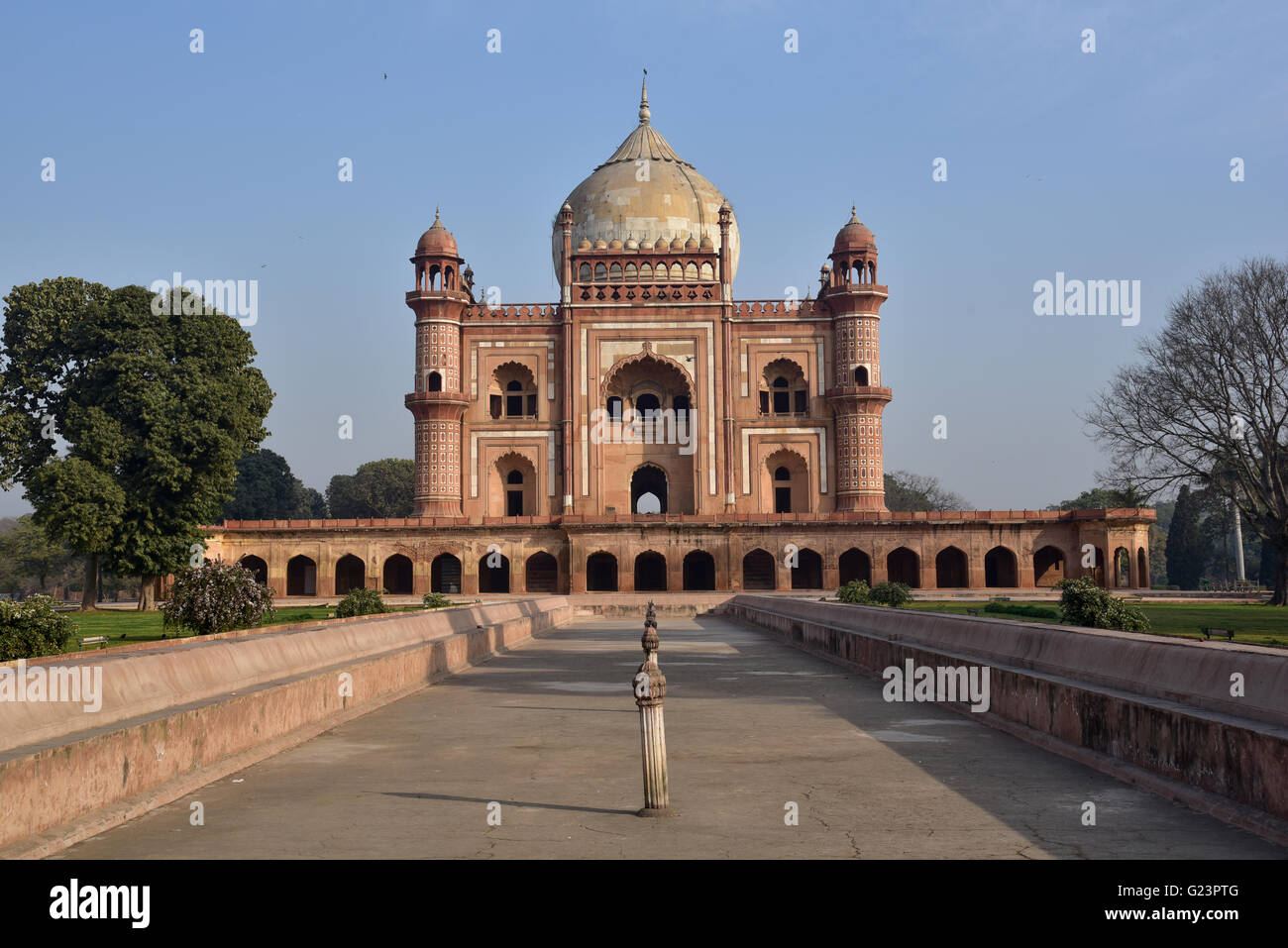 Le Tombeau de Safdarjung est un mausolée en marbre et grès à New Delhi, en Inde. Il a été construit par Nawab Shuja-ud-Daulah en 1754 Banque D'Images