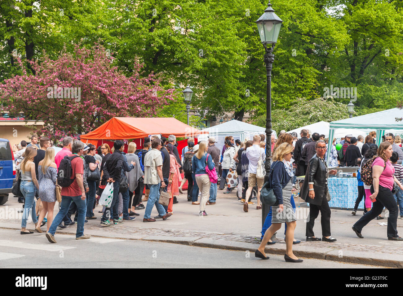 Helsinki, Finlande - 21 mai 2016 : Journée d'Helsinki 2016 Restaurant. C'est un carnaval de rue traditionnels de l'alimentation. Les participants signent u Banque D'Images