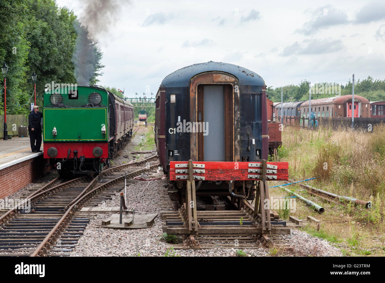 Vue générale du train à vapeur restauré et autre matériel roulant non réhabilitées, Transport Heritage Centre, Nottingham, Nottinghamshire, Angleterre Ruddington Banque D'Images