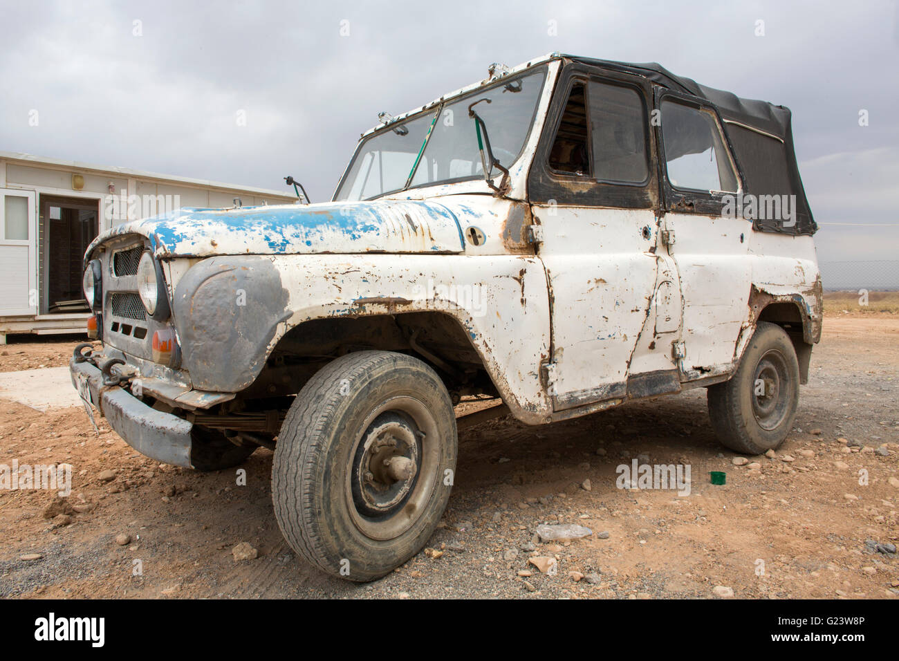 Oldtimer UAZ chariot en camp de réfugiés irakiens Banque D'Images