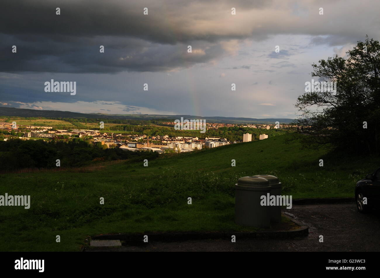 Village écossais sous un ciel d'orage Mai 2016 Banque D'Images