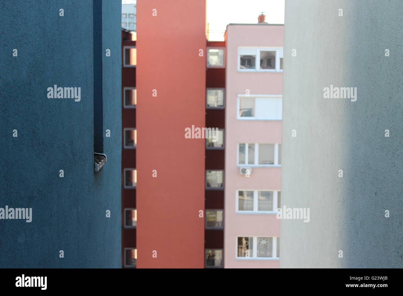 Les blockhaus en bleu et rouge, de Csepel Budapest, Hongrie. Banque D'Images