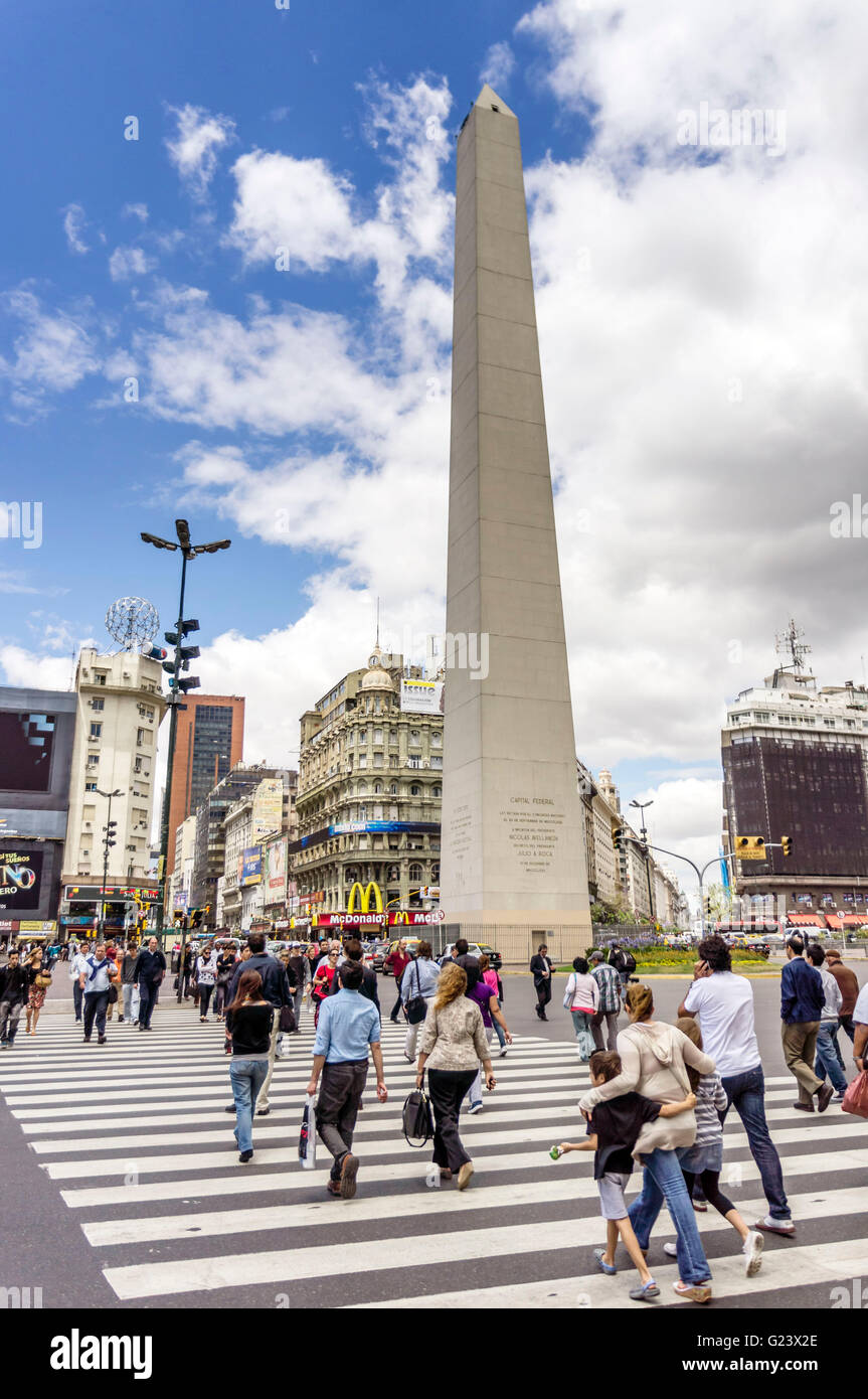 Obélisque de Buenos Aires et de l'Avenida 9 de Julio, passage pour piétons, pedestiants, Argentine Banque D'Images