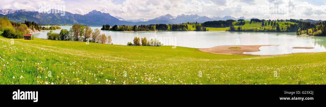 Paysage panoramique en Bavière avec beau lac et des montagnes des Alpes Banque D'Images