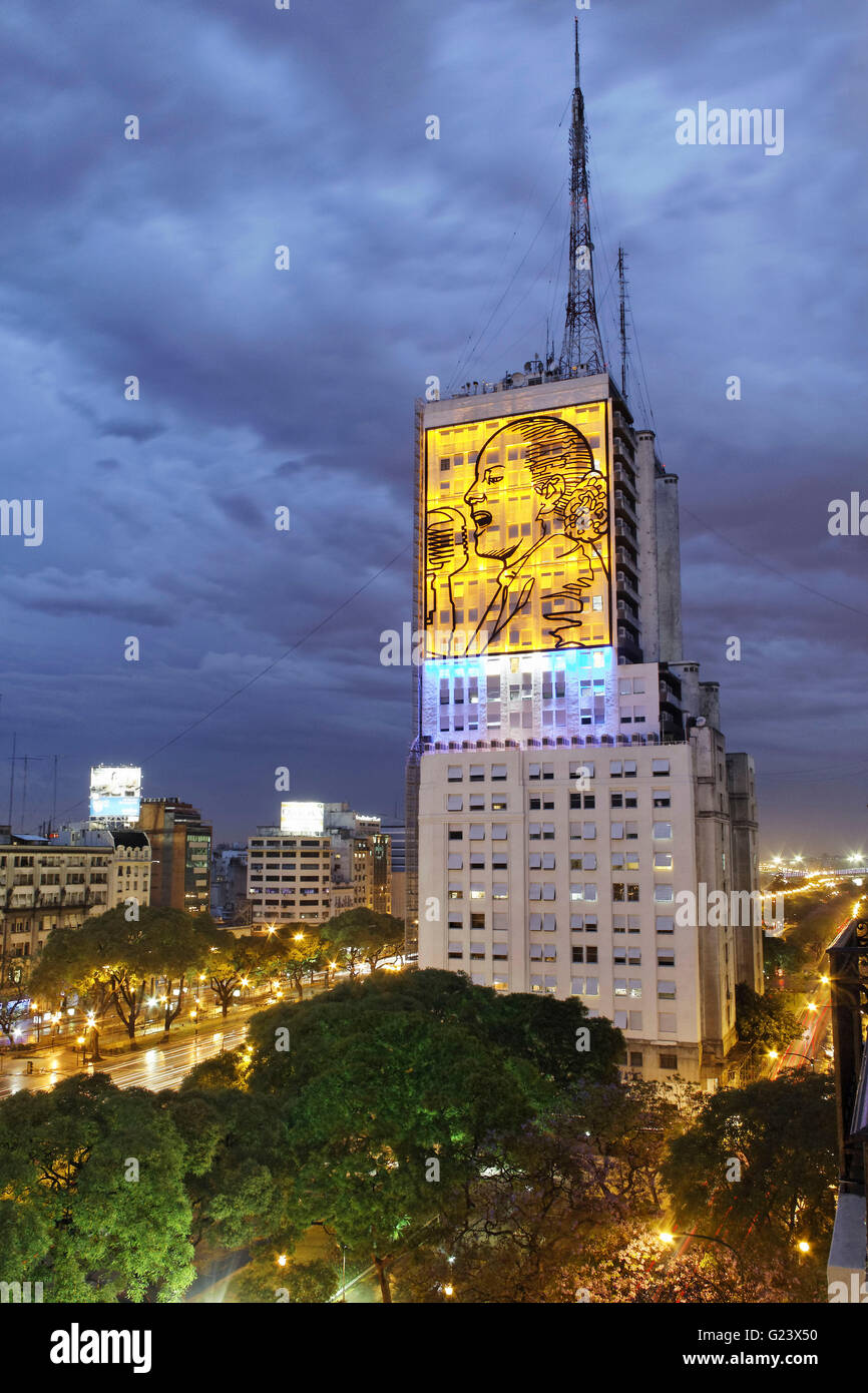 Evita Peron à la façade du ministère des Travaux publics, de l'Avenida 9 de Julio, la nuit, Buenos Aires, Argentine Banque D'Images