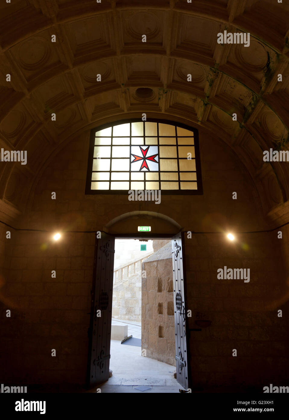 La porte de la chapelle de sainte Anne au Fort St Elmo de La Valette est  surmontée par le vitrail affichant le motif de la croix de Malte Photo  Stock - Alamy