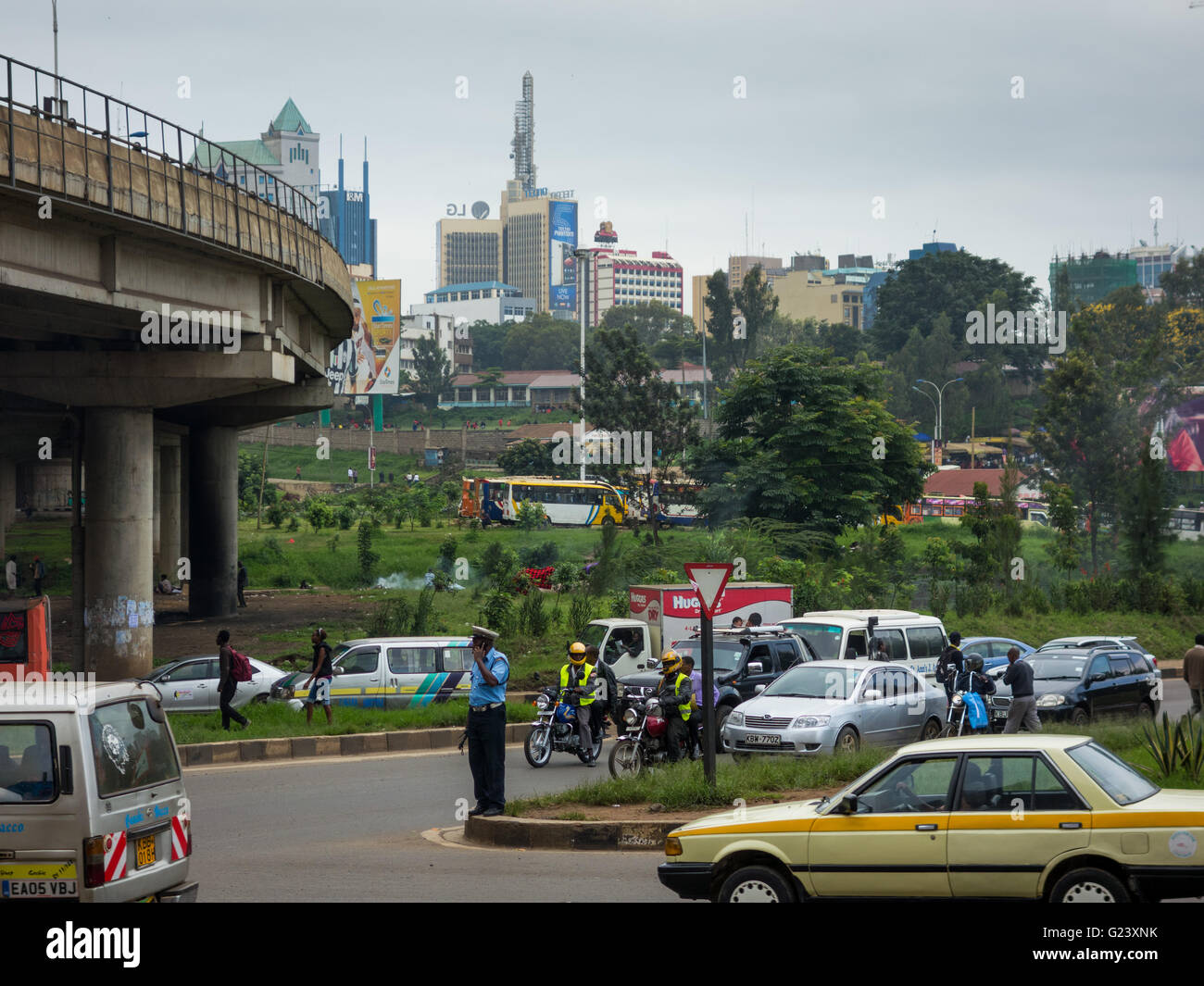 Un policier de la circulation parle sur son téléphone portable au Globe Flyover à Nairobi, au Kenya Banque D'Images