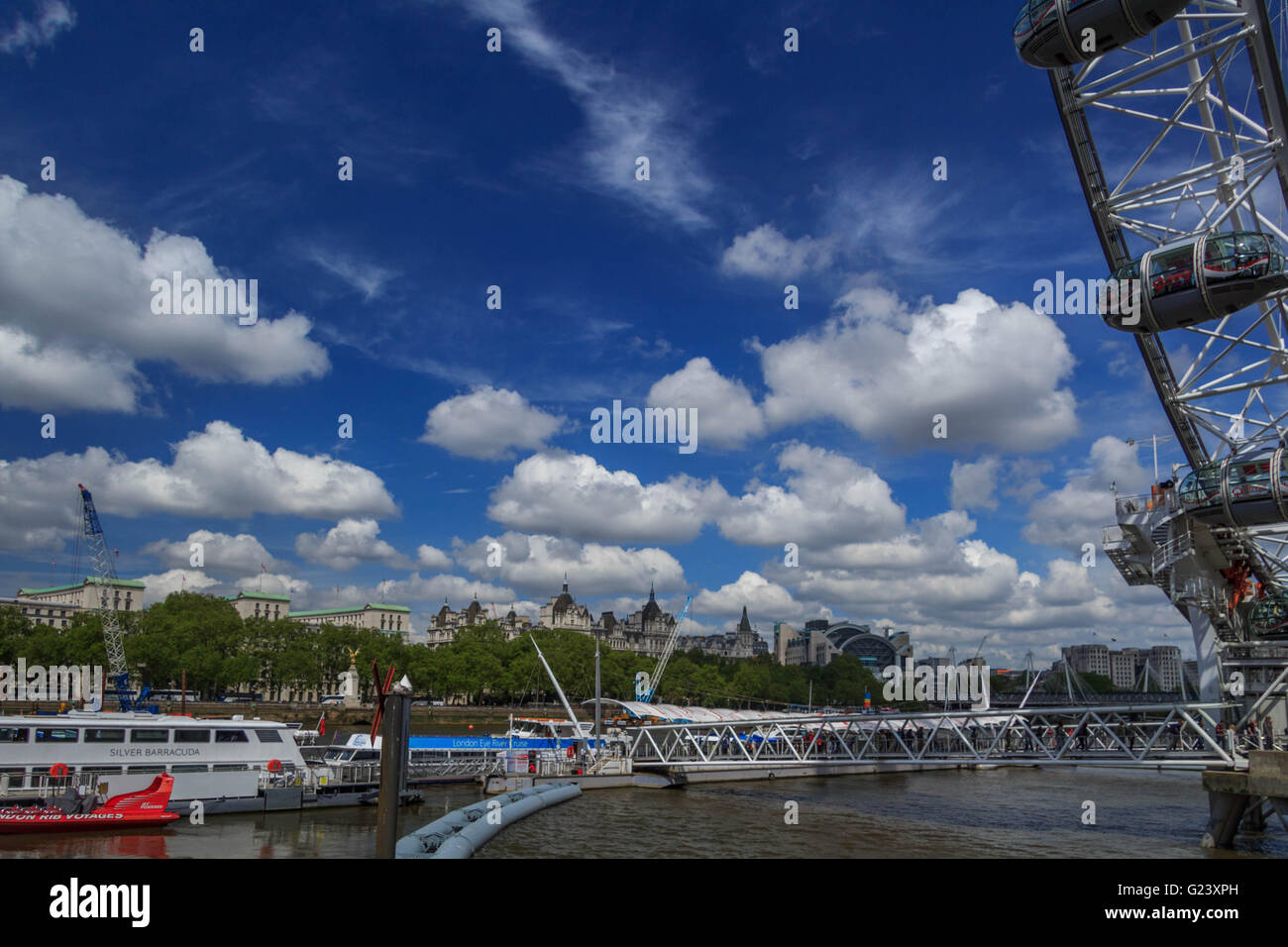 À la vue de la rive nord de la Tamise, la Reine à pied près du London eye Banque D'Images