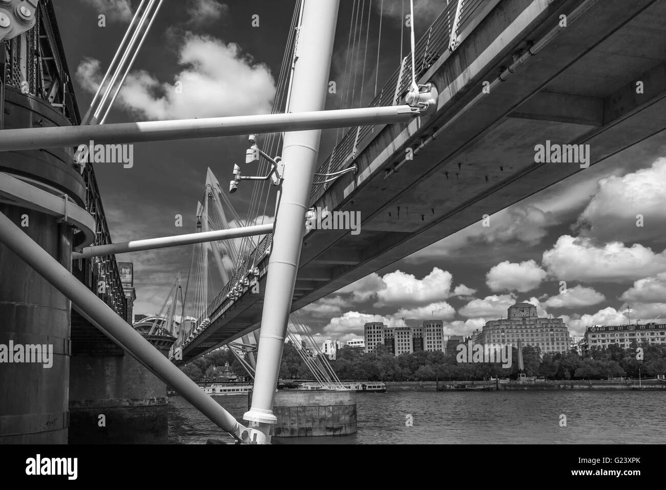 Golden Jubilee Bridges à côté de Hungerford Bridge capture dans Londres Tamise en noir et blanc, Banque D'Images