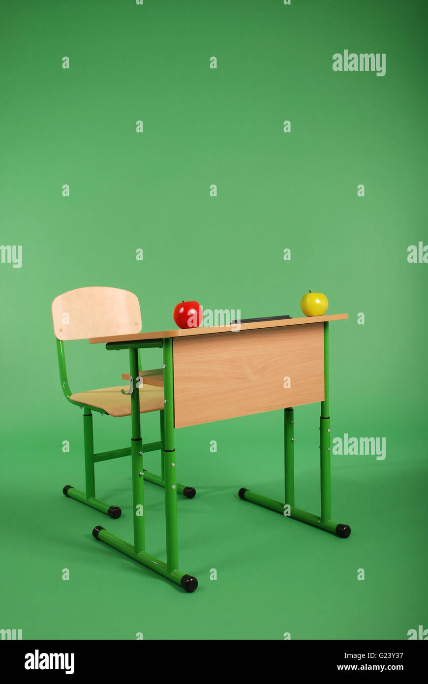 Nouvelle école bureau et chaise sur fond vert Banque D'Images