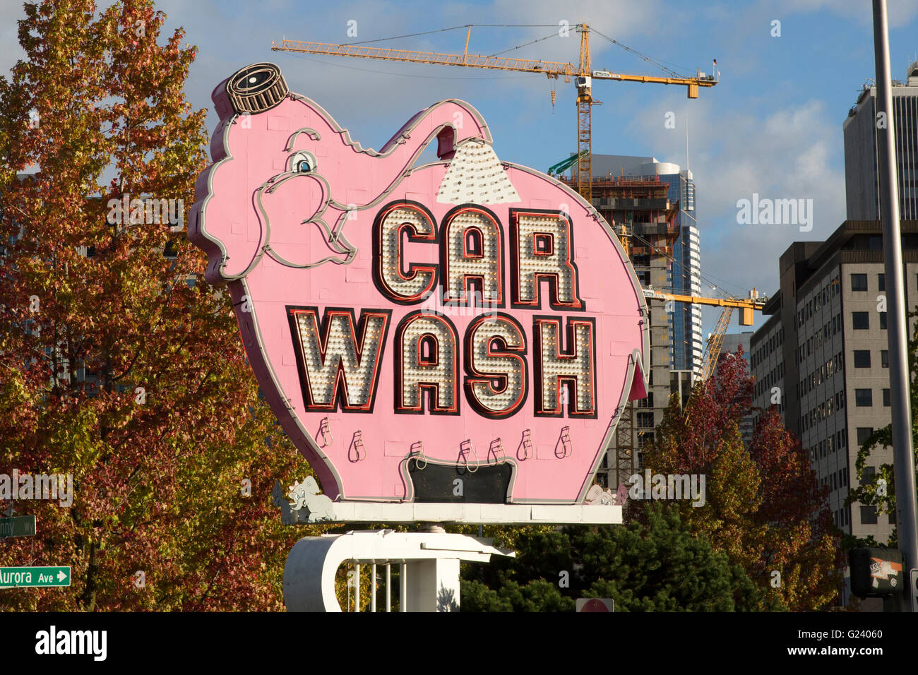 La rotation 1956 hot pink neon sign pour l'éléphant super lavage de voiture à Seattle, Washington. Banque D'Images