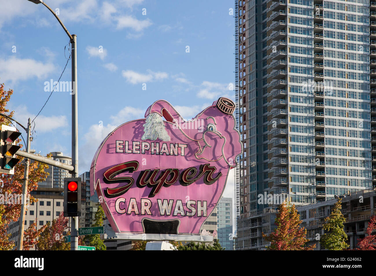 La rotation 1956 hot pink neon sign pour l'éléphant super lavage de voiture à Seattle, Washington. Banque D'Images
