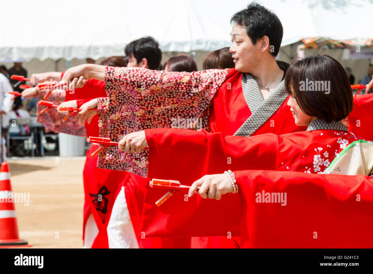 Festival Danse Yosakoi hinokuni japonais. L'équipe de danse, principalement des jeunes femmes, la danse en yukata rouge vif et vestes holding naruko, battants en bois. Banque D'Images