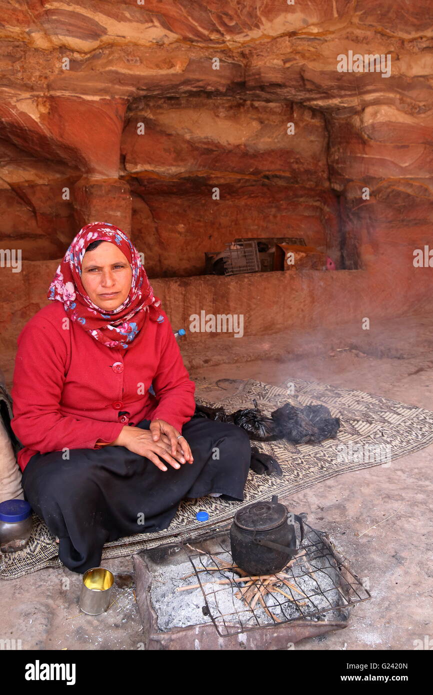 Portrait d'une femme bédouine à Petra, Jordanie, la préparation du thé Banque D'Images