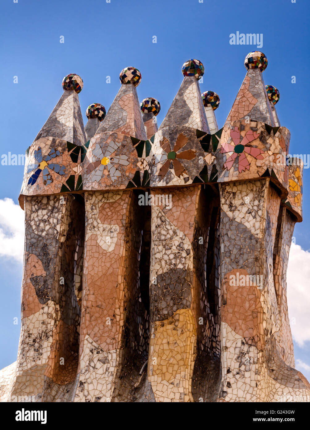 Détail d'une mosaïque Casa Batlo Cheminées, conçu par Antoni Gaudi, Barcelone, Catalogne, Espagne. Banque D'Images