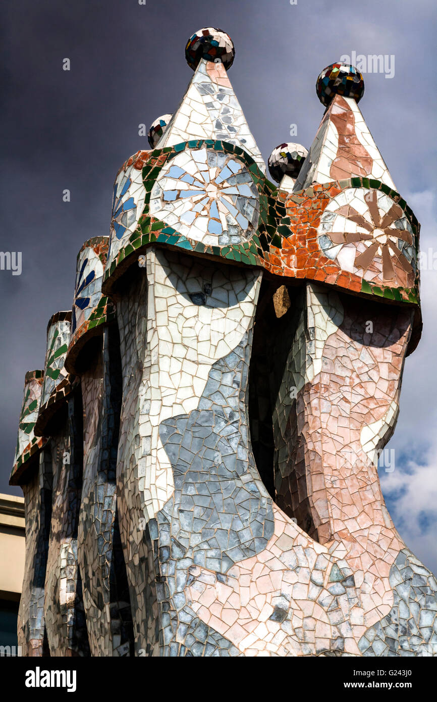 Détail de la mosaïque à La Casa Batlo cheminées, conçu par Antonio Gaudi, Barcelone, Catalogne, Espagne. Banque D'Images